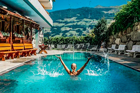 Bild Goldige Herbsttage im Tirol in Fügen im Zillertal mit den Hütten – Oldies